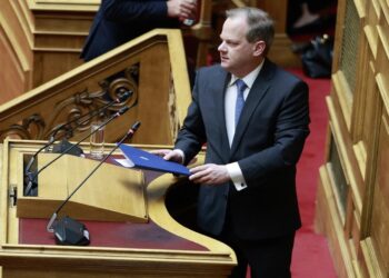 Ντόρα Μπακογιάννη: Αυτός είναι ο λόγος που η Κοινοβουλευτική Ομάδα της ΝΔ χειροκρότησε τον Κώστα Καραμανλή