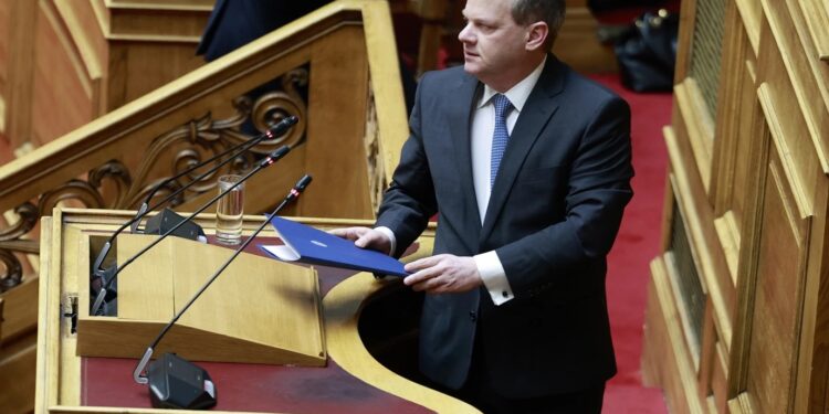 Alldaynews.gr Ντόρα Μπακογιάννη: Αυτός είναι ο λόγος που η Κοινοβουλευτική Ομάδα της ΝΔ χειροκρότησε τον Κώστα Καραμανλή