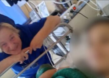 ΚΑΤ: Μαθήματα ζωής από καθαρίστρια – Έχει γίνει ο «φύλακας άγγελος» 15χρονου από τη Γάζα που νοσηλεύεται στο νοσοκομείο