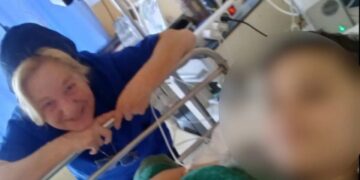 Alldaynews.gr ΚΑΤ: Μαθήματα ζωής από καθαρίστρια – Έχει γίνει ο «φύλακας άγγελος» 15χρονου από τη Γάζα που νοσηλεύεται στο νοσοκομείο