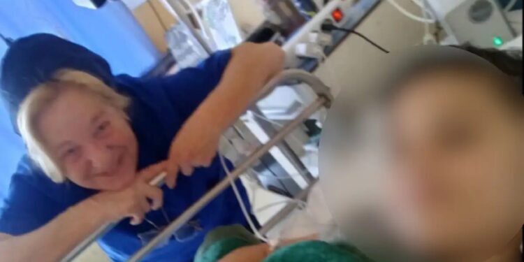 Alldaynews.gr ΚΑΤ: Μαθήματα ζωής από καθαρίστρια – Έχει γίνει ο «φύλακας άγγελος» 15χρονου από τη Γάζα που νοσηλεύεται στο νοσοκομείο