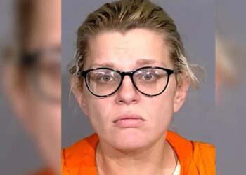 Alldaynews.gr Η καθηγήτρια Μαθηματικών που έκανε όργια με ανήλικους, έκανε σ3ξ με μαθητή που φώναξε για να κρατήσει τα παιδιά της