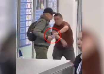 Η στιγμή που 52χρονος ακινητοποιεί άντρα με μαχαίρι στο αεροδρόμιο και σώζει της ζωή της υπαλλήλου που απειλεί