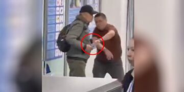 Alldaynews.gr Η στιγμή που 52χρονος ακινητοποιεί άντρα με μαχαίρι στο αεροδρόμιο και σώζει της ζωή της υπαλλήλου που απειλεί