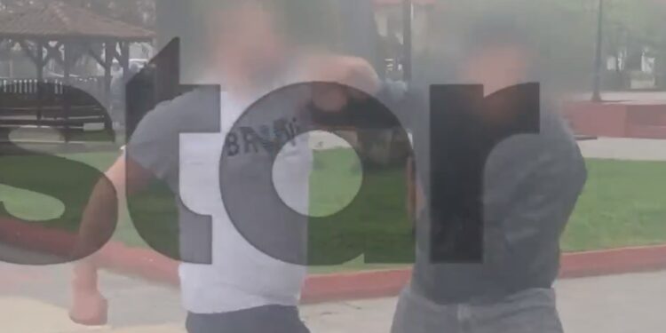 Απίστευτο περιστατικό: Επιτέθηκε σε κοπέλα on camera – Χτύπησε και περαστικούς που προσπάθησαν να τον σταματήσουν
