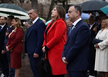 Ζωή Κωνσταντοπούλου: Με τον κόσμο και όχι στους επίσημους παρακολούθησε την παρέλαση στη Λάρισα – Αρνήθηκε να δώσει το χέρι στον εκπρόσωπο της κυβέρνησης