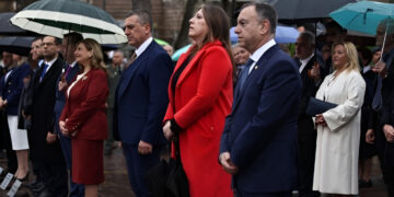 Alldaynews.gr Ζωή Κωνσταντοπούλου: Με τον κόσμο και όχι στους επίσημους παρακολούθησε την παρέλαση στη Λάρισα – Αρνήθηκε να δώσει το χέρι στον εκπρόσωπο της κυβέρνησης