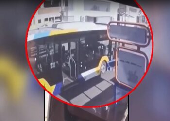 Κορωπί: Βίντεο-ντοκουμέντο από την επίθεση με το κατσαβίδι στο λεωφορείο – Γνώριμος των Αρχών ο δράστης