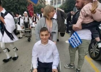Οργισμένη για τον «μισαναπηρισμό» της Έλενας Ακρίτα η μητέρα του μαθητή που σηκώθηκε από το αμαξίδιο στην παρέλαση: «Νιώθει ντροπή»
