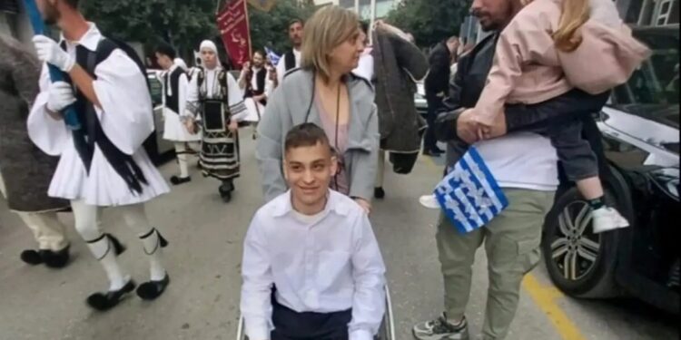 Alldaynews.gr Οργισμένη για τον «μισαναπηρισμό» της Έλενας Ακρίτα η μητέρα του μαθητή που σηκώθηκε από το αμαξίδιο στην παρέλαση: «Νιώθει ντροπή»