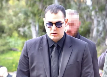 Χρήστος Κούγιας κατά Βαλλιανάτου: «Θα πλήρωνα για να ήταν εδώ ο πατέρας μου, να έβλεπα πώς θα αντιδρούσε»