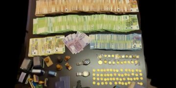 Alldaynews.gr Ρόδος: Εργολάβοι, ξενοδόχοι και μηχανικοί στο κύκλωμα των πολεοδόμων – Το προφίλ των «7», η «αρχηγός» με τα 480.000 ευρώ και τα συνθηματικά «δώδεκα του πέντε», «εννιά δώδεκα»