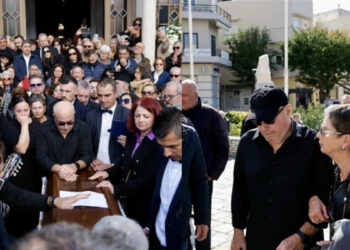 Μανώλης Λιδάκης: Το τελευταίο αντίο στον τραγουδιστή – Τον αποχαιρέτισαν με το «Άστρα μη με μαλώνετε»