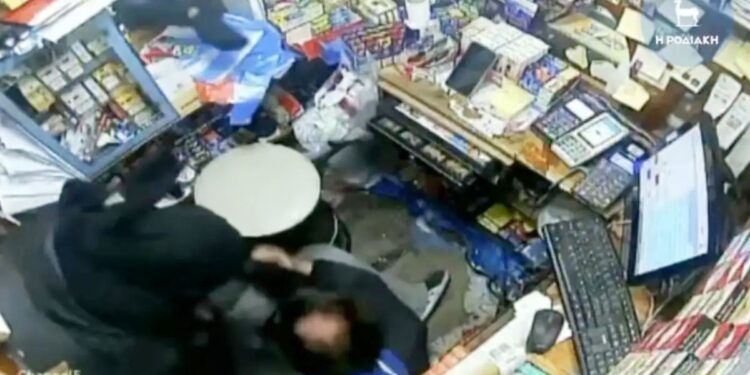 Alldaynews.gr Τρομακτική ληστεία σε περίπτερο – Η στιγμή που κουκουλοφόροι χτυπούν ανελέητα στο πρόσωπο τον υπάλληλο