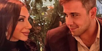 Alldaynews.gr Auτή 53 χρονών αuτός…: «Λιώνει» για την Πόπη Μαλλιωτάκη ο νεός της σύντροφος