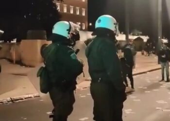 Alldaynews.gr Συλλαλητήριο για τα Τέμπη: «100 ευρουλάκια θα πάρω σήμερα, για μια ώρα μόνο από σένα» – Ο διάλογος ΜΑΤατζή με διαδηλωτή