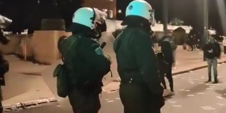 Alldaynews.gr Συλλαλητήριο για τα Τέμπη: «100 ευρουλάκια θα πάρω σήμερα, για μια ώρα μόνο από σένα» – Ο διάλογος ΜΑΤατζή με διαδηλωτή