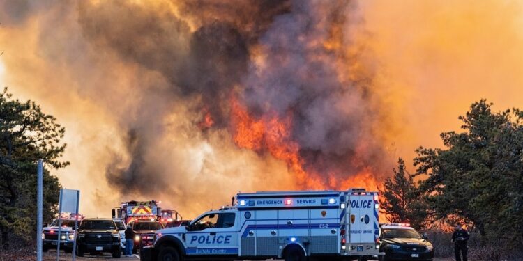 Alldaynews.gr Νέα Υόρκη: Σε κατάσταση έκτακτης ανάγκης λόγω πυρκαγιών – Εκκενώσεις στο Λονγκ Άιλαντ