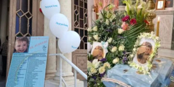 Alldaynews.gr Συγκίνηση, λευκά μπαλόνια και μαντινάδες στο μνημόσυνο για τον μικρό Άγγελο που κακοποιήθηκε από την μητέρα του και τον σύντροφό της