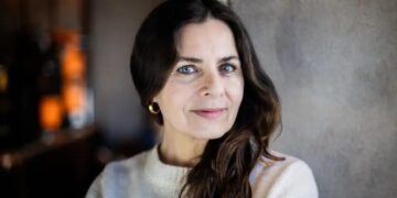 Alldaynews.gr Επεισόδια και προσαγωγές στην παράσταση του Χριστόφορου Ζαραλίκου που εμφανίζεται ως «Εσταυρωμένος»
