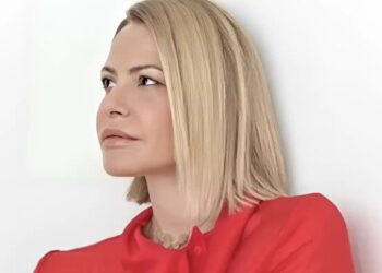 Τζένη Μπαλατσινού: Απόλυτα σικ στην παρέλαση, με μπλε ρουά μίντι φόρεμα