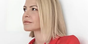 Alldaynews.gr Τζένη Μπαλατσινού: Απόλυτα σικ στην παρέλαση, με μπλε ρουά μίντι φόρεμα