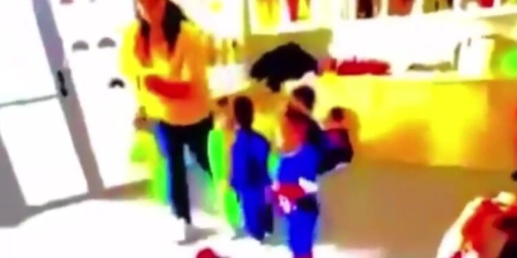 Alldaynews.gr Νηπιαγωγός απειλεί παιδί 2 ετών να το πετάξει από το παράθυρο