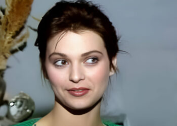 Άπιαστη ομορφιά: Το κορίτσι του «Ρόδα, τσάντα και κοπάνα» που έγινε η μούσα των βιντεοταινιών