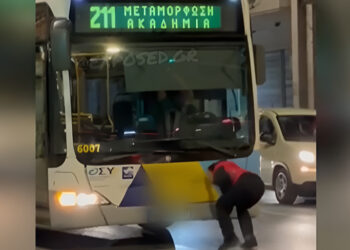 Απίστευτο περιστατικό: Γυναίκα χτυπούσε λεωφορείο του ΟΑΣΑ και έβριζε επειδή δεν μπόρεσε να επιβιβαστεί