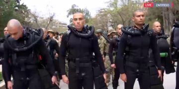 25η Μαρτίου: Οι ΟΥΚ στην παρέλαση – Η εντυπωσιακή εμφάνιση των βατραχανθρώπων – Δείτε βίντεο