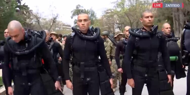 25η Μαρτίου: Οι ΟΥΚ στην παρέλαση – Η εντυπωσιακή εμφάνιση των βατραχανθρώπων – Δείτε βίντεο