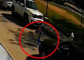 Σκληρές εικόνες: Η στιγμή που αυτοκίνητο παρασύρει το 3χρονο αγοράκι στη Λάρισα (video)