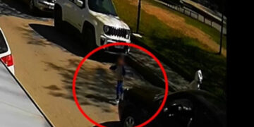 Alldaynews.gr Σκληρές εικόνες: Η στιγμή που αυτοκίνητο παρασύρει το 3χρονο αγοράκι στη Λάρισα (video)