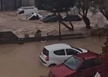 Alldaynews.gr Η Πάρος «πνίγηκε» από τις ισχυρές καταιγίδες, χείμαρροι παρέσυραν οχήματα – Ήχησε το 112 για απαγόρευση κυκλοφορίας οχημάτων και στη Μύκονο