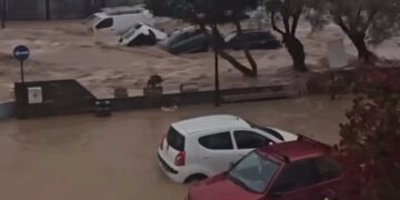 Η Πάρος «πνίγηκε» από τις ισχυρές καταιγίδες, χείμαρροι παρέσυραν οχήματα – Ήχησε το 112 για απαγόρευση κυκλοφορίας οχημάτων και στη Μύκονο