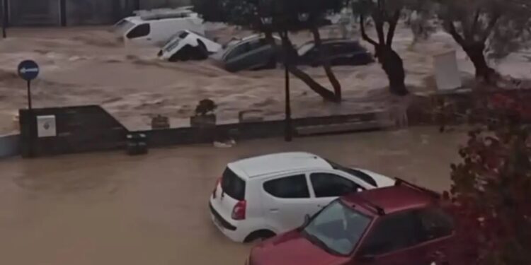 Η Πάρος «πνίγηκε» από τις ισχυρές καταιγίδες, χείμαρροι παρέσυραν οχήματα – Ήχησε το 112 για απαγόρευση κυκλοφορίας οχημάτων και στη Μύκονο