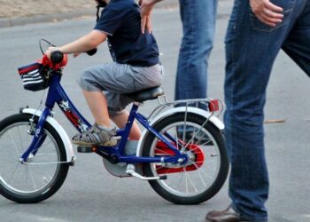 Alldaynews.gr 5χρονος έπεσε με το ποδήλατο πάνω σε ηλικιωμένη – Κατηγορίες για ανθρωποκτονία στον πατέρα του παιδιού