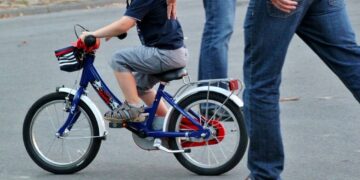 Alldaynews.gr 5χρονος έπεσε με το ποδήλατο πάνω σε ηλικιωμένη – Κατηγορίες για ανθρωποκτονία στον πατέρα του παιδιού