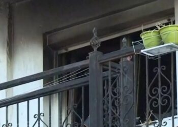 ΕΚΤΑΚΤΟ: Φωτιά τα ξημερώματα σε διαμέρισμα – 12 και 14 ετών τα παιδιά που ήταν μέσα (video)