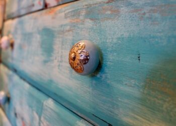 Πώς να εγκαταστήσετε τα καινούργια πόμολα και τις λαβές στα έπιπλα σας;