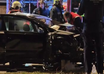 Χωρίς δίπλωμα ο 20χρονος οδηγός του αυτοκινήτου που «καρφώθηκε» σε κολώνα – Εκσφενδονίστηκε η συνοδηγός