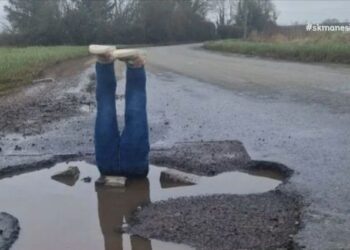 Aποφάσισε να δράσει μόνος του: Έφτιαξε σκιάχτρο για να «τρομοκρατήσει» τις Αρχές ώστε να φτιάξουν τεράστια λακούβα (video)
