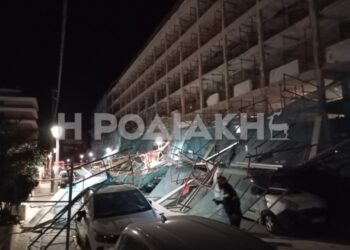 Κατέρρεσε σκαλωσιά σε ξενοδοχείο και κατέστρεψε πάνω από 20 αυτοκίνητα! (φωτο)