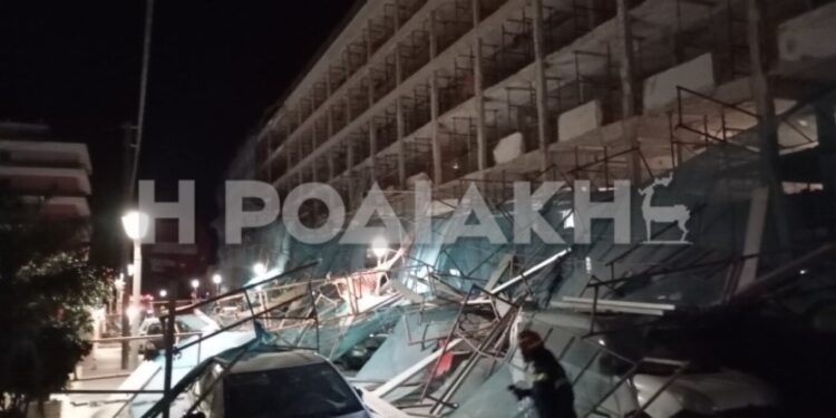 Κατέρρεσε σκαλωσιά σε ξενοδοχείο και κατέστρεψε πάνω από 20 αυτοκίνητα! (φωτο)