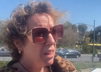 «Είμαστε χριστιανοί ορθόδοξοι και δεν ανεχόμαστε τέτοια έργα να προσβάλλουν το πρόσωπο της μητέρας μας, της Παναγίας μας» δηλώνει η σύζυγος του βουλευτή της Νίκης που εισέβαλε στην Εθνική Πινακοθήκη σε έξαλλη κατάσταση