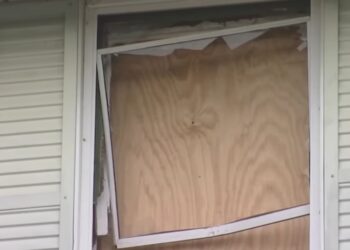 32χρονος έβαλε φωτιά στο σπίτι για να ξεφύγει – Τον κρατούσαν κλειδωμένο με ελάχιστο φαγητό και νερό από μικρό παιδί