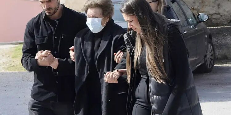Alldaynews.gr Υποβασταζόμενη η μητέρα της Καίτης Κωνσταντίνου στην κηδεία της ηθοποιού – Θα ταφεί δίπλα στον πατέρα της