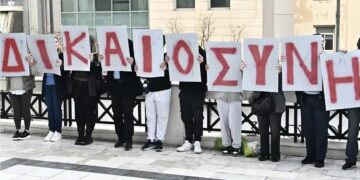 Δίκη για Μάτι: Συγγενείς των 104 θυμάτων συγκεντρώθηκαν έξω από το Εφετείο Αθηνών – Ζητούν την καταδίκη των κατηγορουμένων