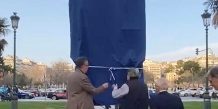 Alldaynews.gr Σάλος στη Θεσσαλονίκη με νέο γλυπτό που δείχνει γυναίκας σε λεωφορείο