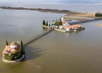 Πλωτό όνειρο.. Το ωραιότερο μοναστήρι της Ελλάδας βρίσκεται πάνω σε νησάκια που ενώνονται με γέφυρα